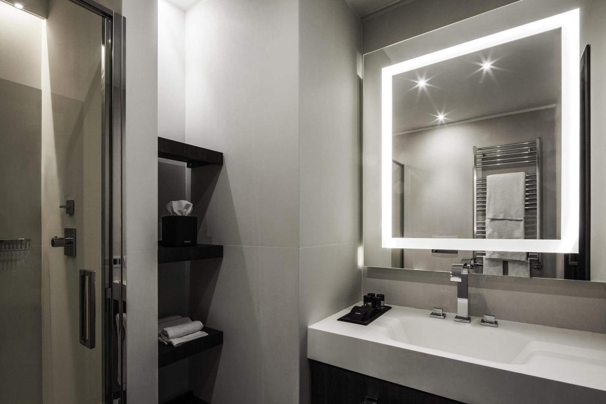Habitación con cama extragrande y vistas a la ciudad