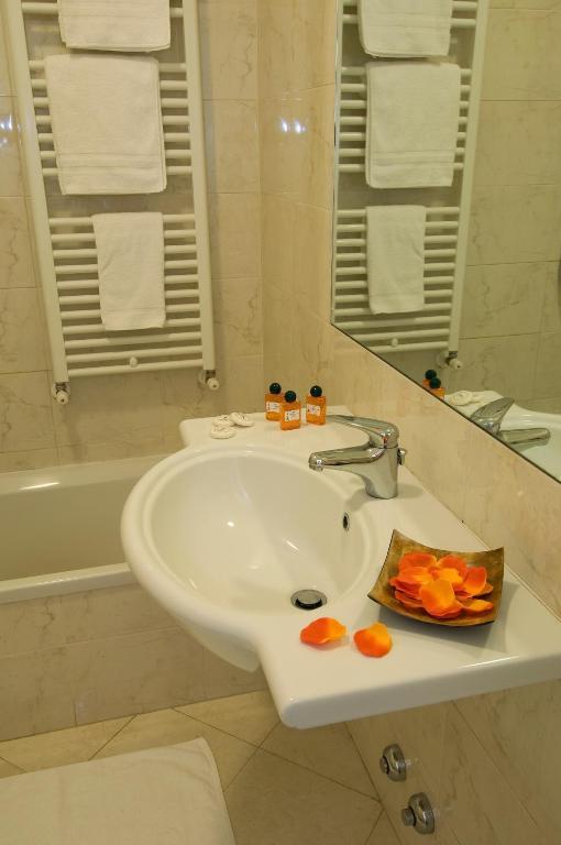 Habitación con cama grande