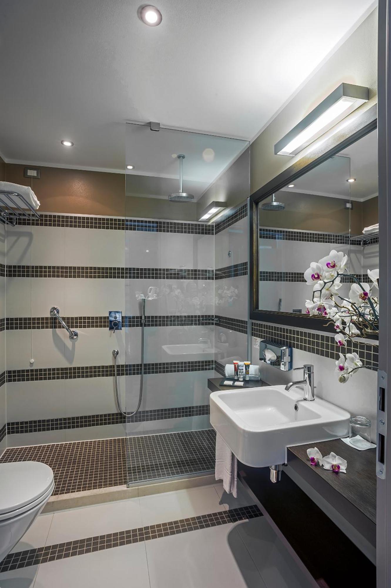 Tweepersoonskamer met 2 Aparte Bedden en Douche