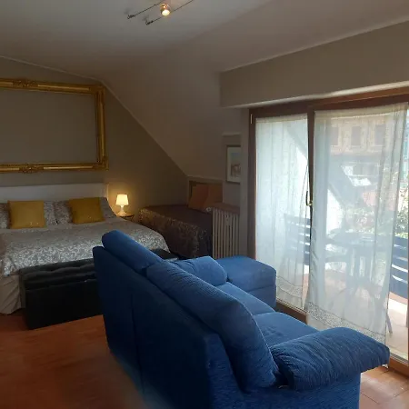 ----- The Boheme Navigli Junior Suite ----- Quiet & comfy vintage Junior Suite with cozy balcony - high floor lift to 4th floor 1 floor by walk - metro' verde -green subway Porta Genova-3